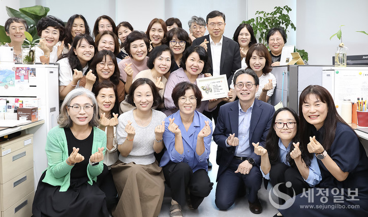 대전지방국세청 전산실을 방문해 직원들과 함께 기념사진을 촬영하고 있는 강민수 국세청장(우측에서 세번째).