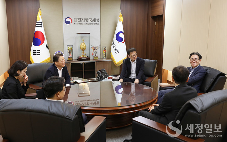 24일 대전지방국세청을 방문해 간부들과 환담하는 강민수 국세청장(우).