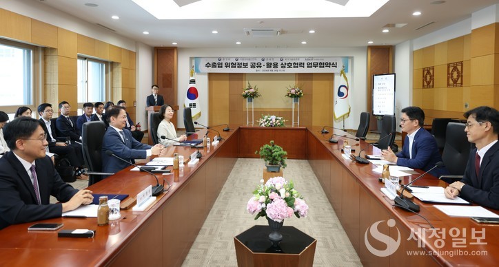 서울세관에서 범부처 위험정보 공유·활용을 위한 상호협력 업무협약 체결 관련해 발언을 하고 있는 고광효 관세청장(오른쪽2번째). [사진: 관세청]