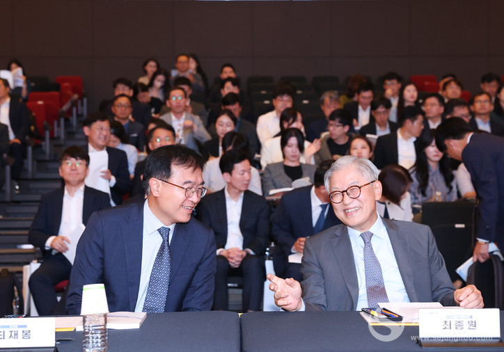 27일 오후 서울 중구 페럼타워 3층 페럼홀에서 열린 2024년 국세행정포럼에서 최종원 국세행정개혁위원장(우)과 최재봉 국세청 차장(좌)이 환담하고 있다. [사진: 국세청] 