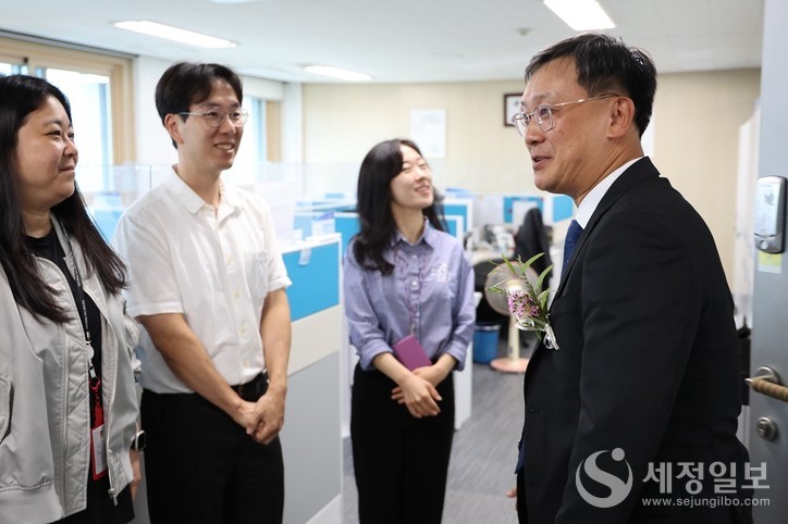 고석진 서울세관샂(우)이 30일 취임식을 가진후 직원들과 인사를 나누고 있다. [사진: 서울세관]