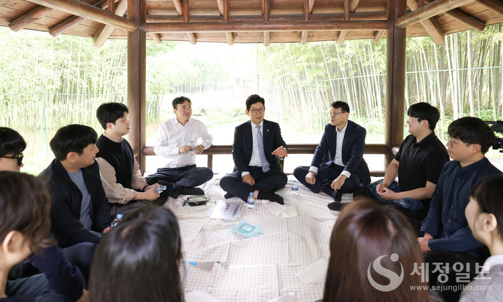 고광효 관세청장(가운데)이 7일 대전 한밭수목원에서 개최된 ‘혁신 커스텀즈(CustoMZ)’ 발대식에서 MZ세대 공무원들과 이야기를 나누고 있다. [사진: 관세청]