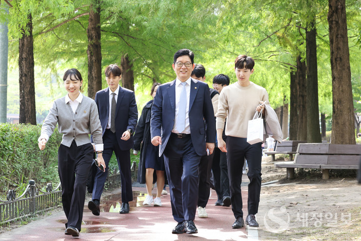 고광효 관세청장(가운데)이 7일 대전 한밭수목원에서 개최된 ‘혁신 커스텀즈(CustoMZ)’ 발대식에서 MZ세대 공무원들과 트레킹을 하고 있다. [사진: 관세청]