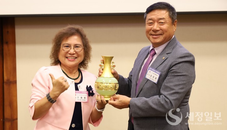 우혜향 이사장이 김명진 회장에게 기념품을 전달하고 있다.