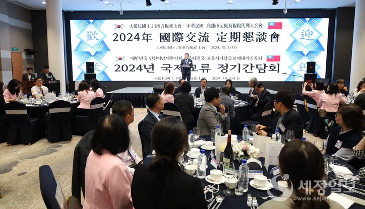 만찬회장에서 양단체의 우의를 다지고 있다.(최병곤 부회장 만찬 환영사)