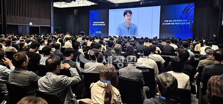 더존비즈온이 9월 24일~10월 8일 부산, 대전, 광주, 대구, 서울에서 AI로 여는 세무회계의 미래를 주제로 개최한 ‘2024 세무사·회계사 대상 전국 로드쇼’에 많은 사람들이 참석해 관심을 보였다. 