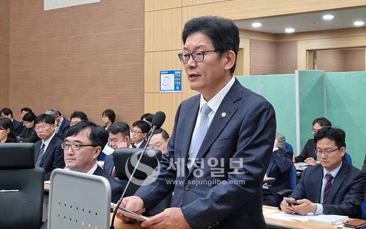 고광효 관세청장이 18일 정부 대전청사에서 열린 국회 기획재정위원회 관세청 국정감사에서 업무보고를 하고 있다.