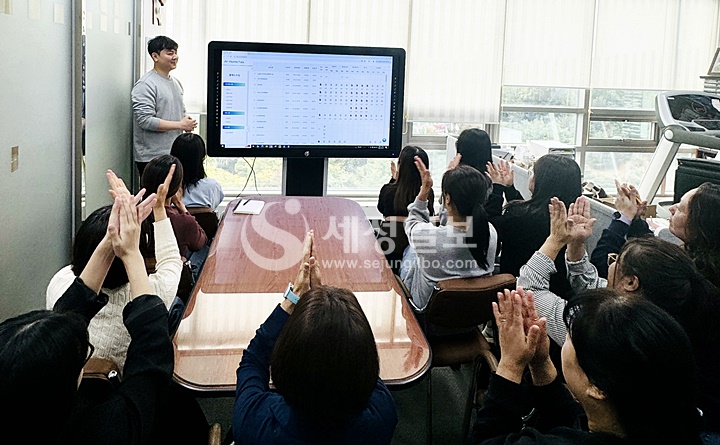 21일 구리시 H세무법인에서 새로 개발된 TAX-AI를 시범 가동하는 과정에서 직원들이 요청하는 정보자료는 말할 것도 없고, 사무자동화로 단순 반복 업무를 TAX-AI가 해결해 내면서 박수와 탄성이 터져나왔다.