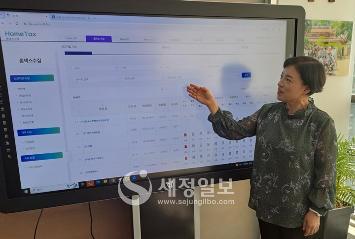 세무법인 한맥에서 20년 근무한 전은영 이사가 TAX-AI를 시범가동하면서 프로그램 우수성에 대해 설명하고 있다. 