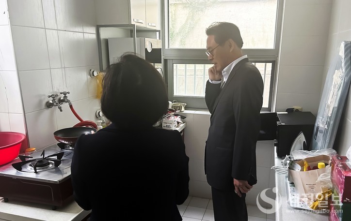 강민수 국세청장이 김천세무서의 기숙사 환경을 둘러보고 있다. [사진: 국세청]