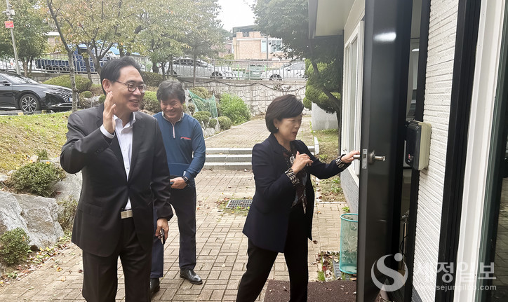 강민수 국세청장이 김천세무서 직원 쉼터를 둘러보고 있다. [사진: 국세청]