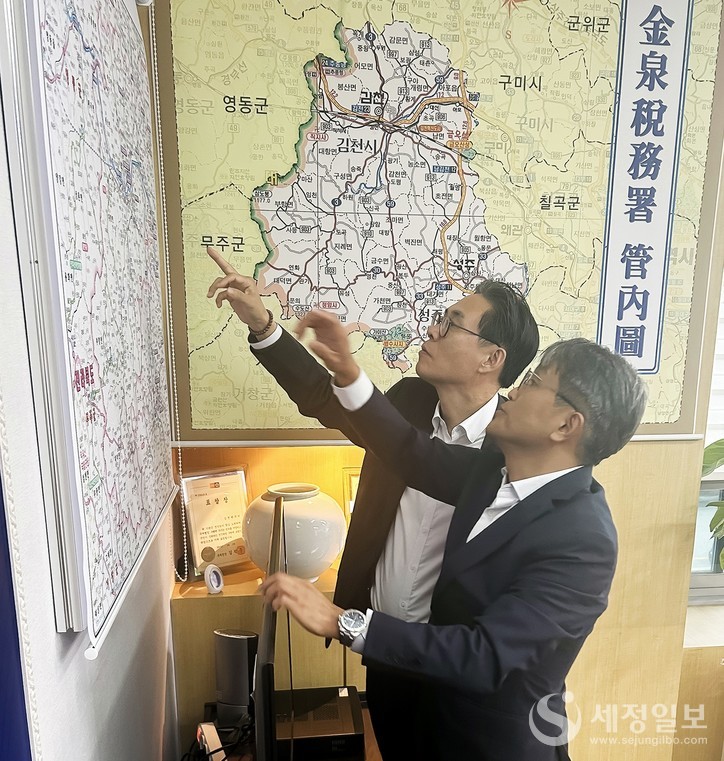 강민수 국세청장이 김대중 김천세무서장으로부터 관내 세정상황에 대해 설명을 듣고 있다. [사진: 국세청]