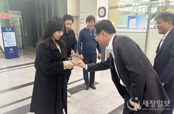 신규직원의 조사요원 자격시험 합격을 응원하는 강민수 국세청장. [사진: 국세청]