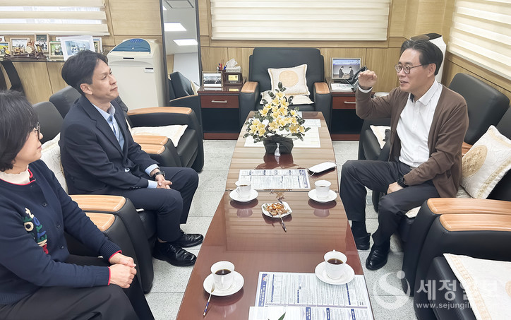 강민수 국세청장이 영동세무서 간부들과 환담을 나누고 있다. [사진: 국세청]