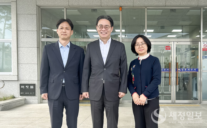 영동세무서를 방문한 강민수 국세청장이 간부들과 기념촬영을 하고 있다. [사진: 국세청]