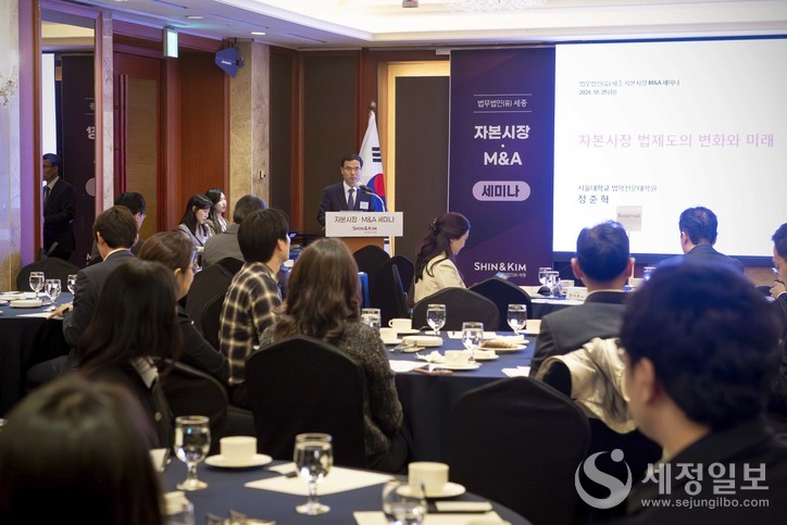 한국 IR협의회 정석호 회장이 개회사를 하고 있다.