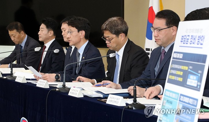 김윤상 기획재정부 2차관(왼쪽 네 번째)이 26일 정부세종청사에서 국민ㆍ기업 부담 완화를 위한 '부담금 정비 방안'에 대해 관계 부처와 함께 설명하고 있다.