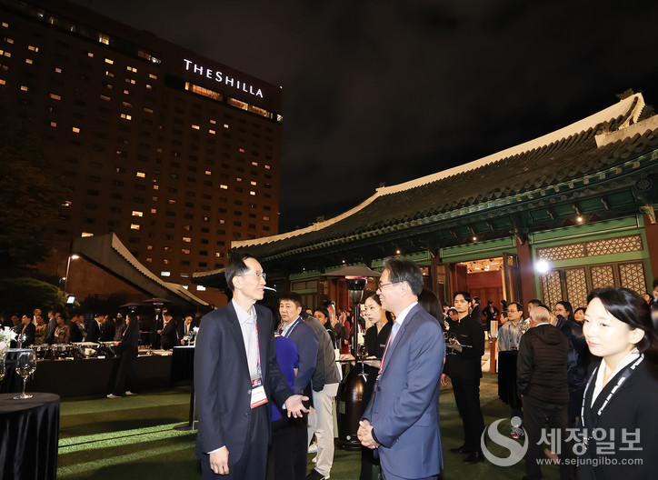 서울 신라호텔 영빈관 앞에서 싱가포르 청장 NG Wai Choong(응 와이 충)과 강민수 국세청장