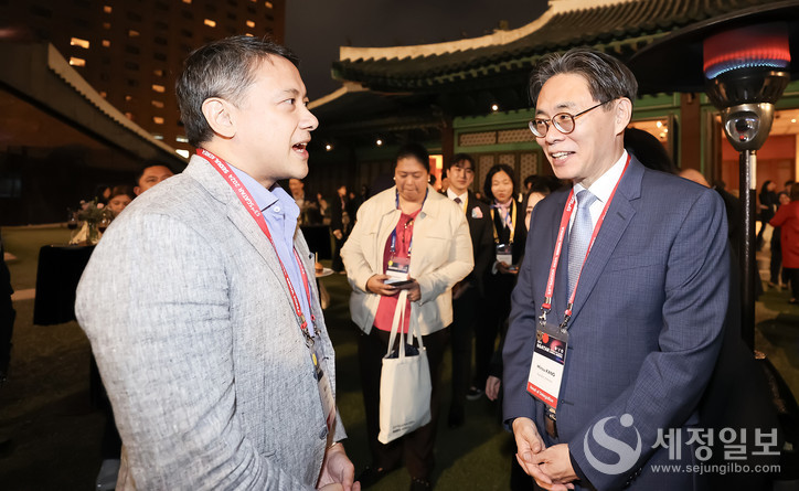 필리핀 청장 Romeo D. LUMAGUI, JR.(로메오 루마구이 주니어)과 대화하고 있는 강민수 국세청장