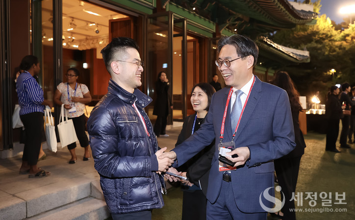 홍콩 청장 Sze Wai Benjamin(즈와이 벤자민 찬)과 환담하고 있는 강민수 국세청장