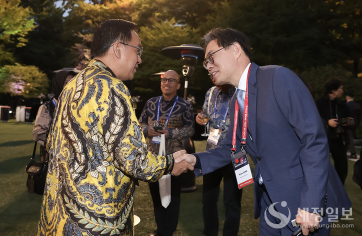 인니 국제조세국장 Mekar Satria Utama(메카르 사트리아 우타마)과 강민수 국세청장(우)