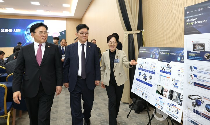 고광효 관세청장(가운데)과 유상임 과학기술정보통신부 장관(왼쪽)이 과학기술을 활용한 관세행정 혁신 성과물을 확인하고 있다