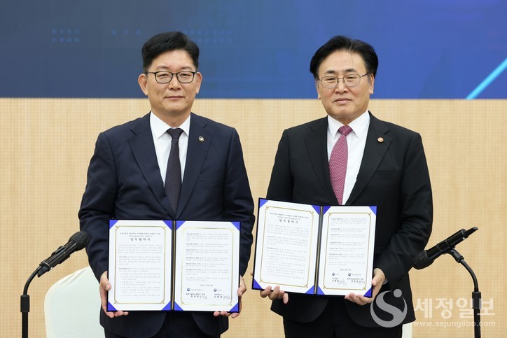 고광효 관세청장(왼쪽)과 유상임 과학기술정보통신부 장관이 31일 오전 서울 강남구 한국과학기술회관에서 업무협약(MOU)을 체결한 뒤 기념 촬영하고 있다