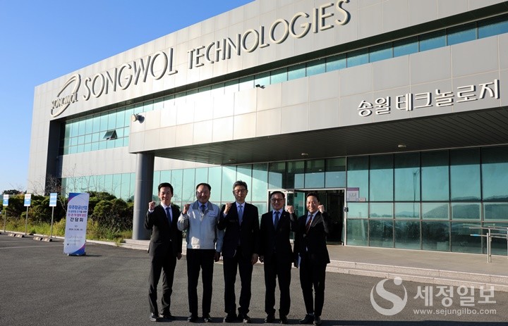 (좌측부터) 신민섭 진주서장, 박병대 회장, 김동일 부산청장, 권진회 경상대총장, 박준환 대표.