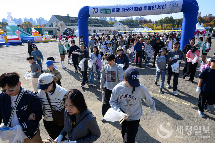 줍깅!을 위해 출발선에 선 공인회계사회 회원 및 회원 가족들. [사진: 한국공인회계사회] 