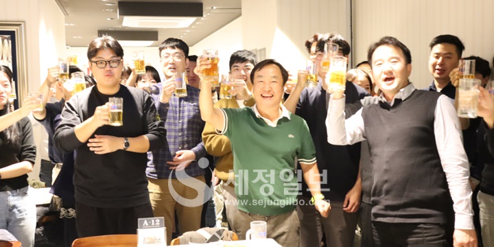 황성훈 대표세무사가 강의후 만찬자리에서 청년세무사들과 건배를 하고 있다.