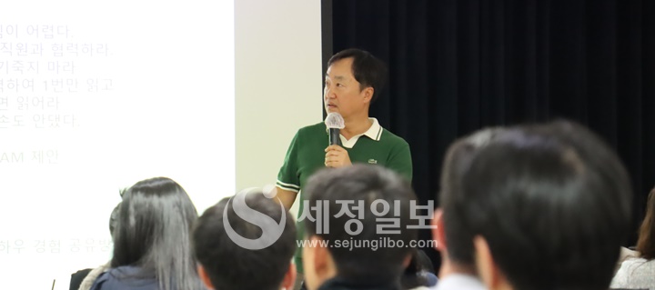 황성훈 세무법인 한맥 대표가 최근 개발되어 가동되고 있는 세무플랫폼 TAX-AI에 대해 설명하고 있다.