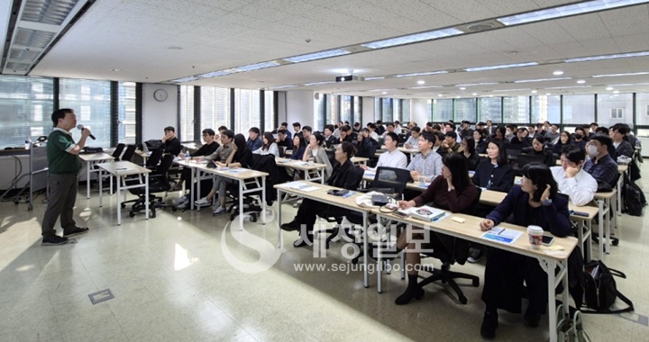 청년세무사들이 황성훈 대표세무사의 특강에 귀기울이고 있다.