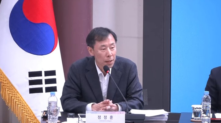 정정훈 세제실장이 8일 국회에서 열린 `24년 세법개정안 토론회에서 올해 세법개정안에 대해 설명하고 있다. [사진출처: 국회예산정책처 2024 세법개정안 토론회 유튜브 화면 캡처]