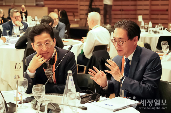 강민수 국세청장(우)과 강성팔 국제조세관리관.