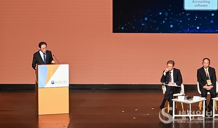 강민수 국세청장이 15일 그리스 아테네에서 개최된 제17차 OECD 국세청장회의에서 한국 국세청의 AI 기술을 활용한 디지털 혁신 사례를 발표하고 있다. [사진: 국세청]