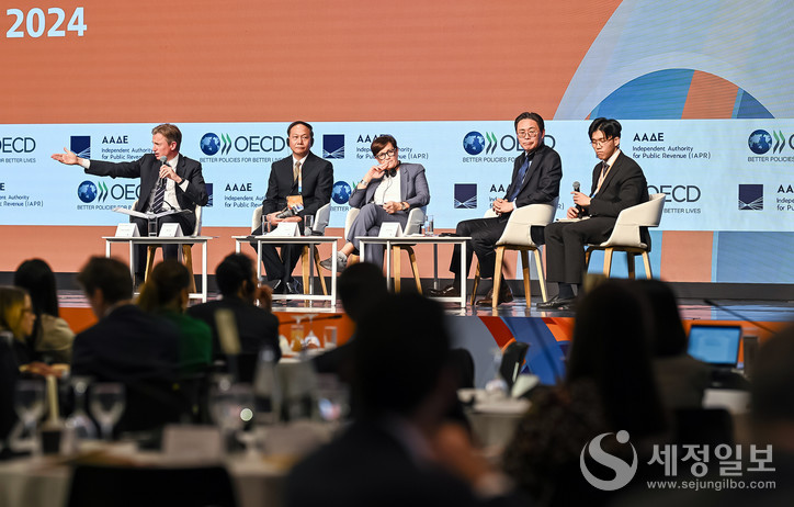 패널토론(왼쪽부터 제레미 히치혼 호주 차장, 라오 리신 중국 차장, 카트린 웨슬링 팜 스웨덴 국세청장, 강민수 국세청장)