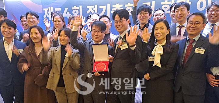 이석정 세고회 회장이 총무부회장으로 2년동안 세고회를 위해 최선을 다한 장보원 부회장에게 감사패를 수여하고, 제26대 임원들이 보답의 박수를 보내고 있다. 