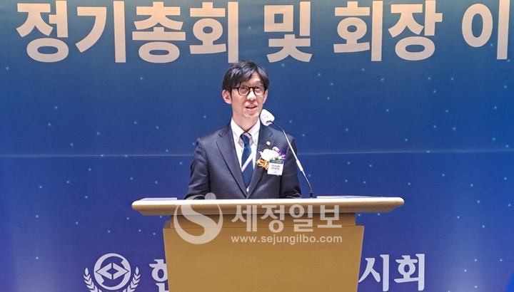 일본청년세리사연맹 타카하시노리미츠 회장이 또박 또박 한국말로 축사를 하고 있다. 박수가 쏟아졌다.