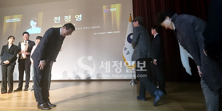 강민수 국세청장이 승진자 가족들을 단상에 초청한 뒤 인사를 건네고 있다.