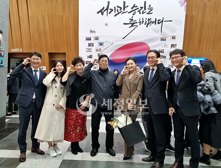 강민수 국세청장이 서기관 승진자 가족들과 함께 승진을 축하하며 기념촬영을 하고 있다.