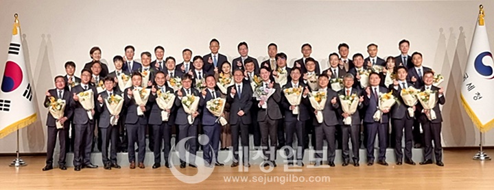 국세청은 `24년 하반기 서기관 승진일자인 11월 25일에 맞춰 서기관 승진자 29명의 임명장 수여식을 개최했다.