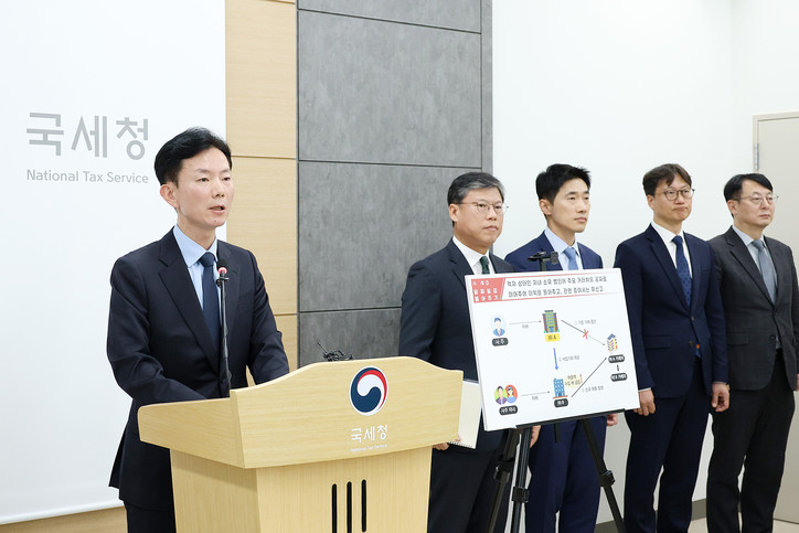 27일 민주원 국세청 조사국장이 사익추구 경영 등 '탈세혐의자 37명'에 대한 세무조사에 착수하면서 브리핑을 하고 있다.