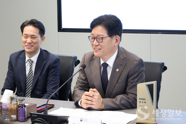 고광효 관세청장(오른쪽)이 28일 오전 서울세관에서 한국비철금속협회로부터 감사패를 받고 이야기를 나누고 있다. [사진: 관세청]