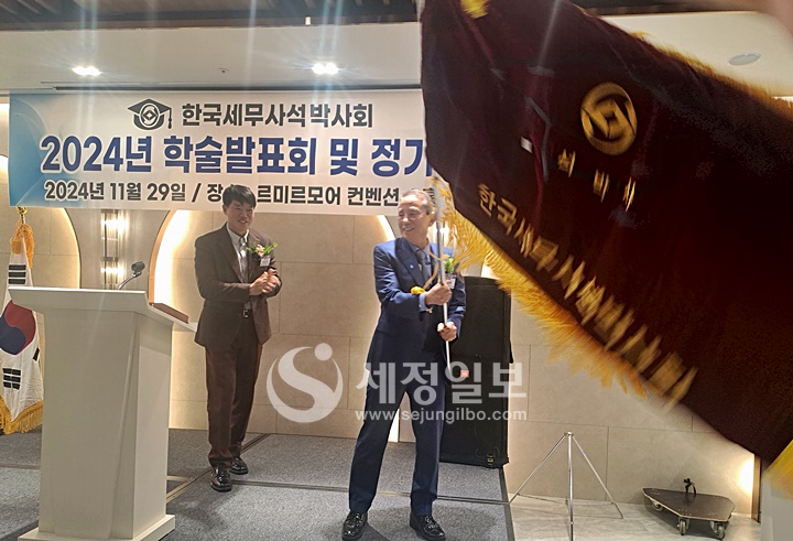 배정희 신임회장이 회기를 넘겨받아 재도약을 약속하며, 힘차게 흔들고 있다. 