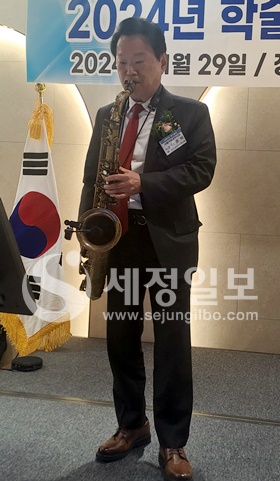 이종탁 서울세무사회장이 색소폰 연주를 하고 있다.