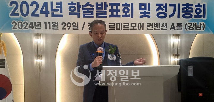 배정희 신임 세무사석박사회장이 취임사를 하고 있다.