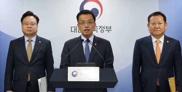 최상목 부총리 겸 기획재정부 장관이 2일 서울 종로구 정부서울청사에서 관계장관들이 참석한 가운데 열린 야당 단독감액안 정부입장 합동 브리핑에서 발언하고 있다.뒷줄 왼쪽부터 오영주 중소벤처기업부 장관, 조규홍 보건복지부 장관, 이상민 행정안전부 장관, 방기선 국무조정실장.