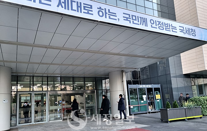 국회의 해제요구결의안에 따라 계엄령이 해제된 4일 아침 국세청 직원들이 평소와 다름없이 출근하고 있다.