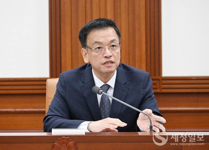 최상목 부총리 겸 기획재정부 장관이 12월 4일 오전 서울 종로구 정부서울청사에서 '긴급 경제관계장관회의'를 주재하고 있다. [기획재정부 제공]