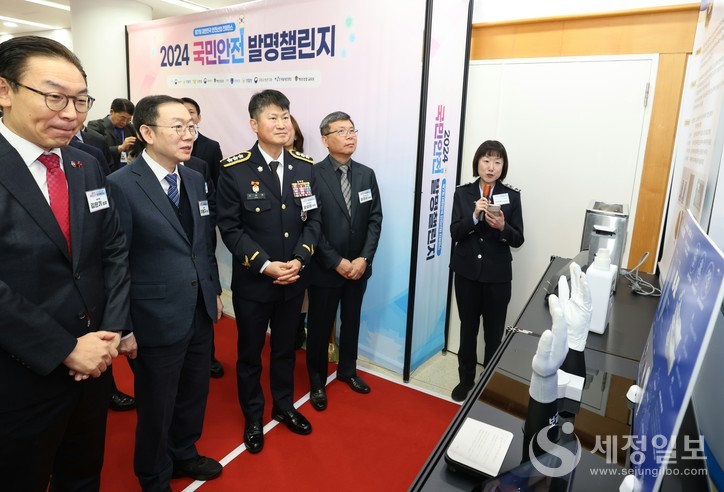 이명구 관세청 차장(왼쪽 두번째)이 11일 오전 서울 YWCA회관에서 개최한 「2024 국민안전 발명챌린지」에서 발명품을 살펴보고 있다.